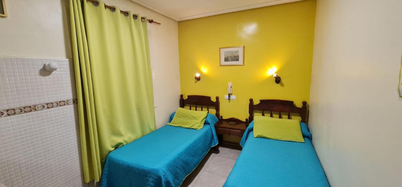 Hostal Ramon Y Cajal Valladolid Bagian luar foto