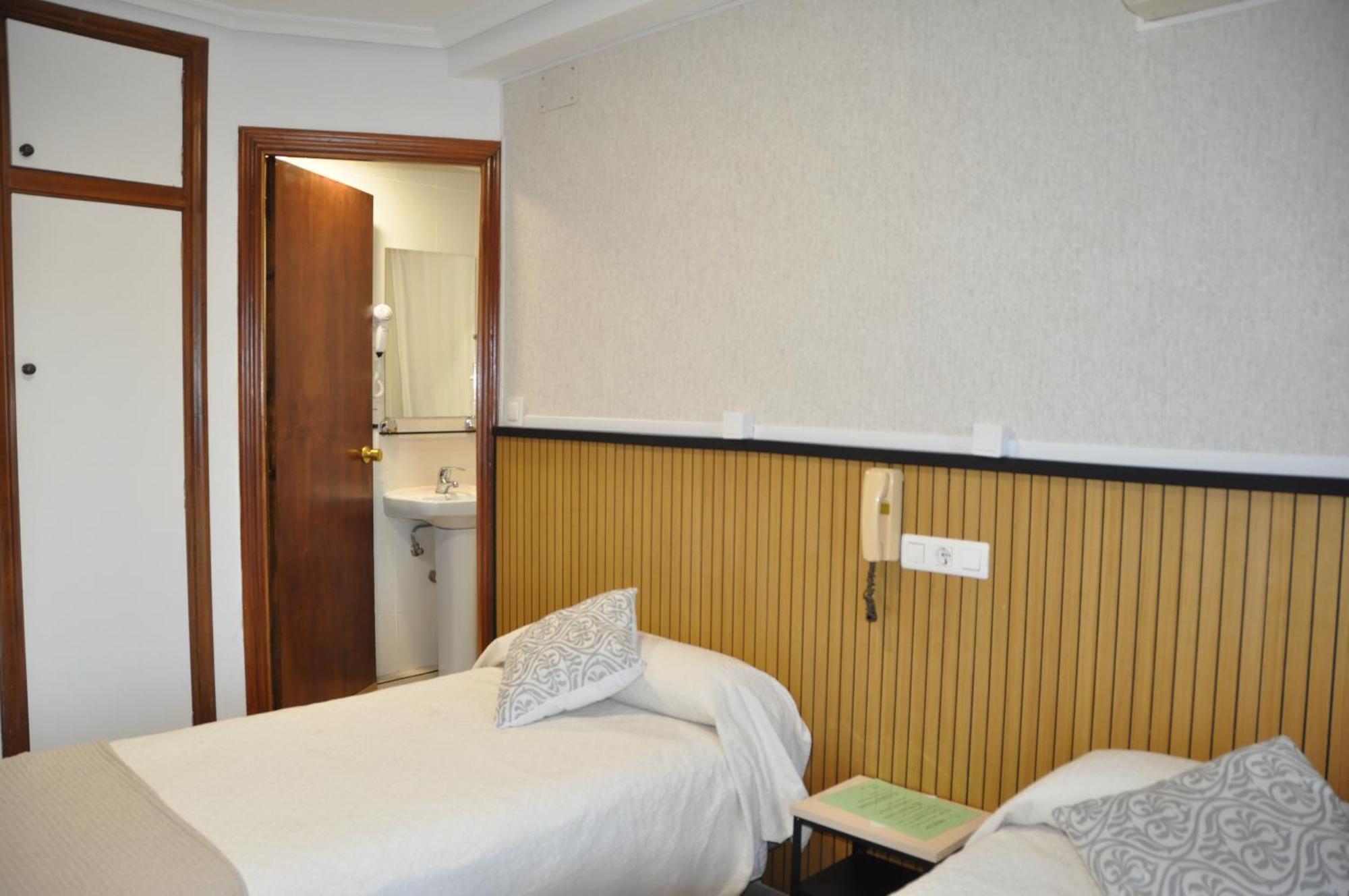 Hostal Ramon Y Cajal Valladolid Bagian luar foto