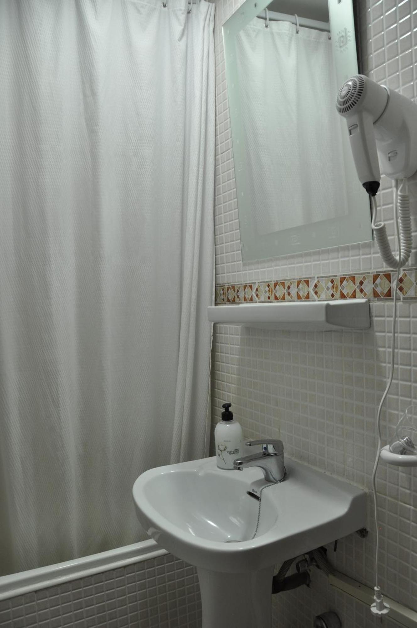 Hostal Ramon Y Cajal Valladolid Bagian luar foto
