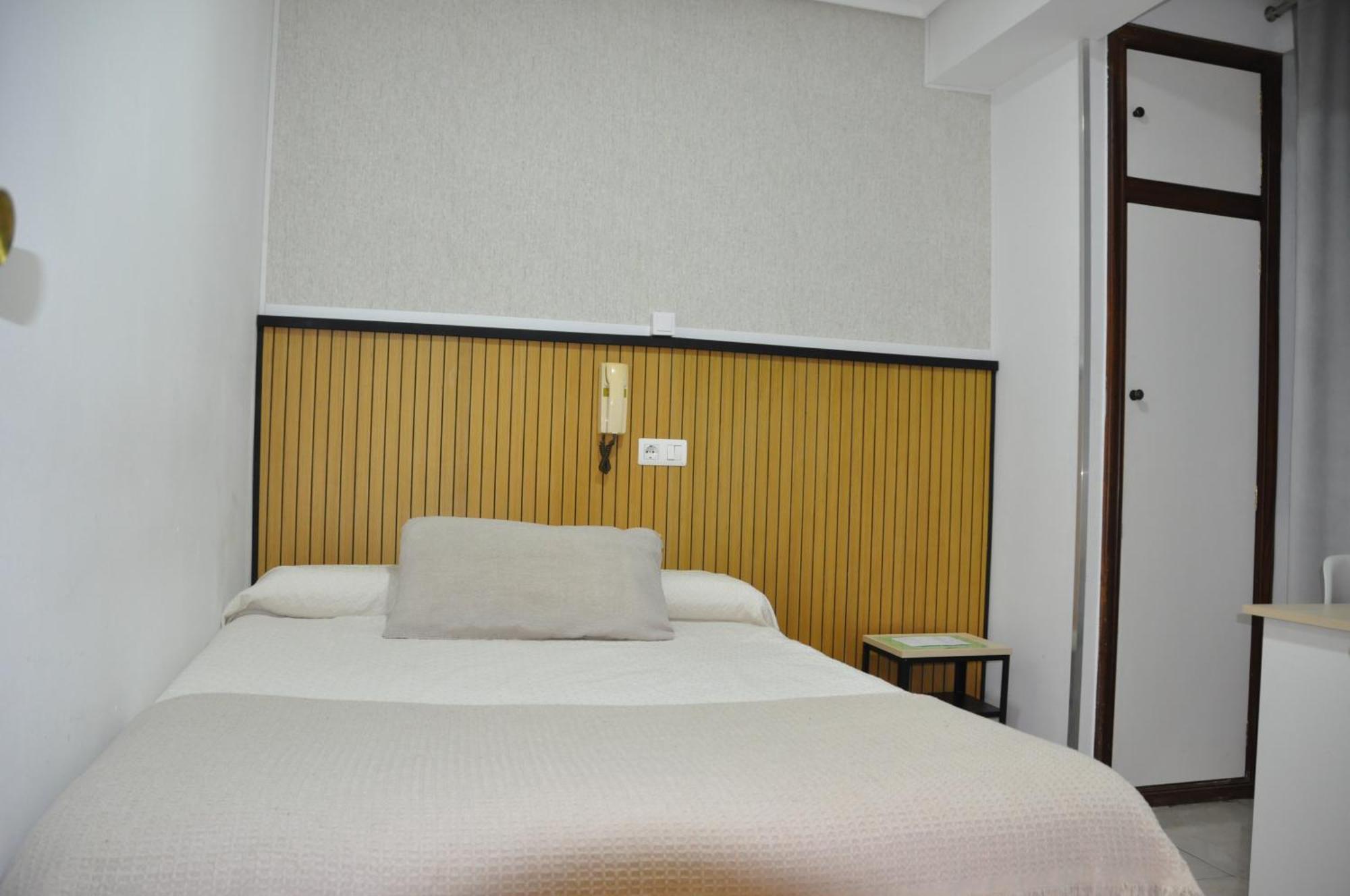 Hostal Ramon Y Cajal Valladolid Bagian luar foto