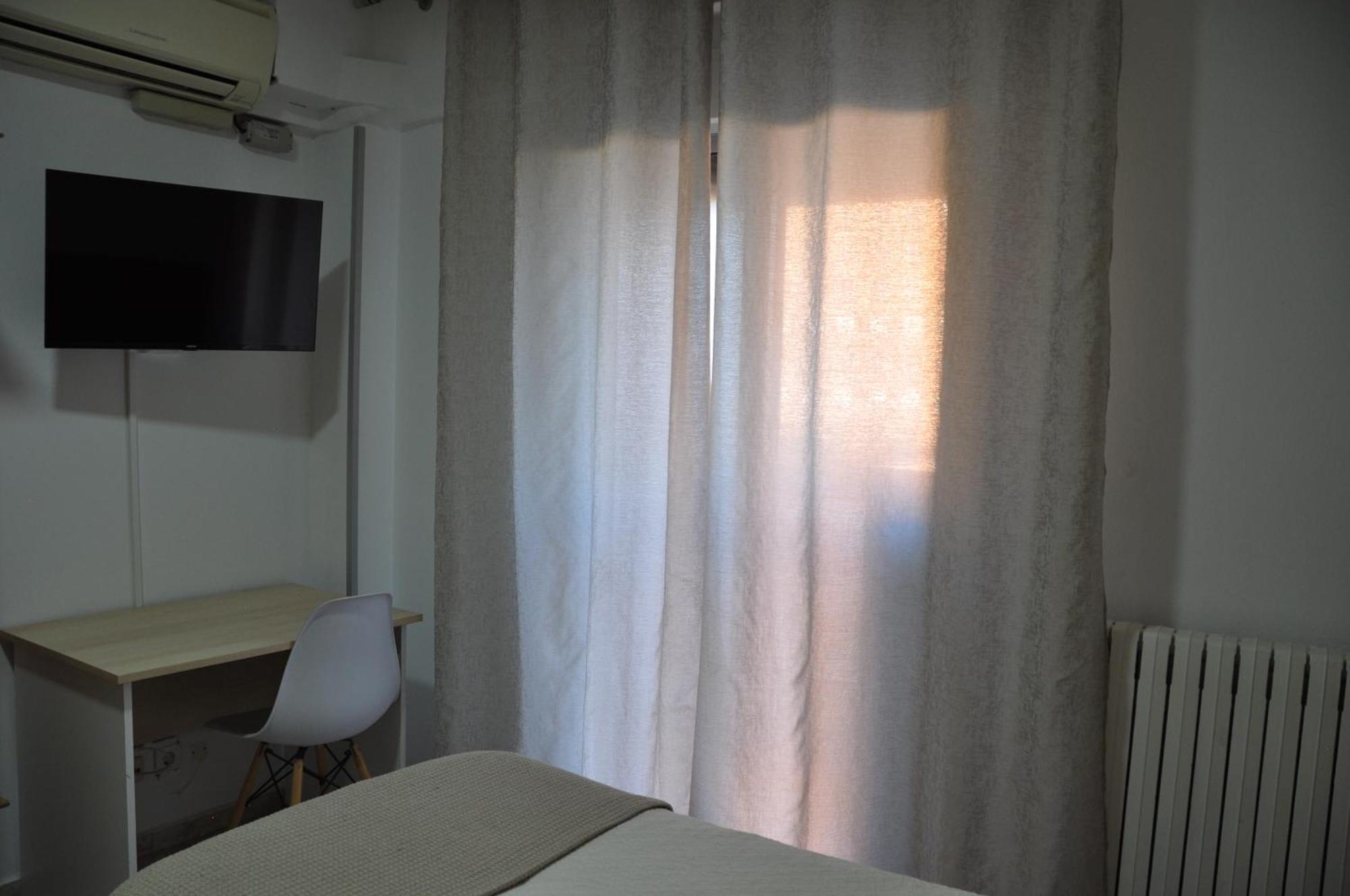 Hostal Ramon Y Cajal Valladolid Bagian luar foto