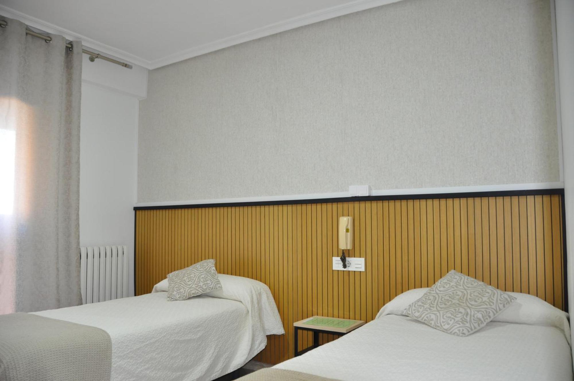 Hostal Ramon Y Cajal Valladolid Bagian luar foto
