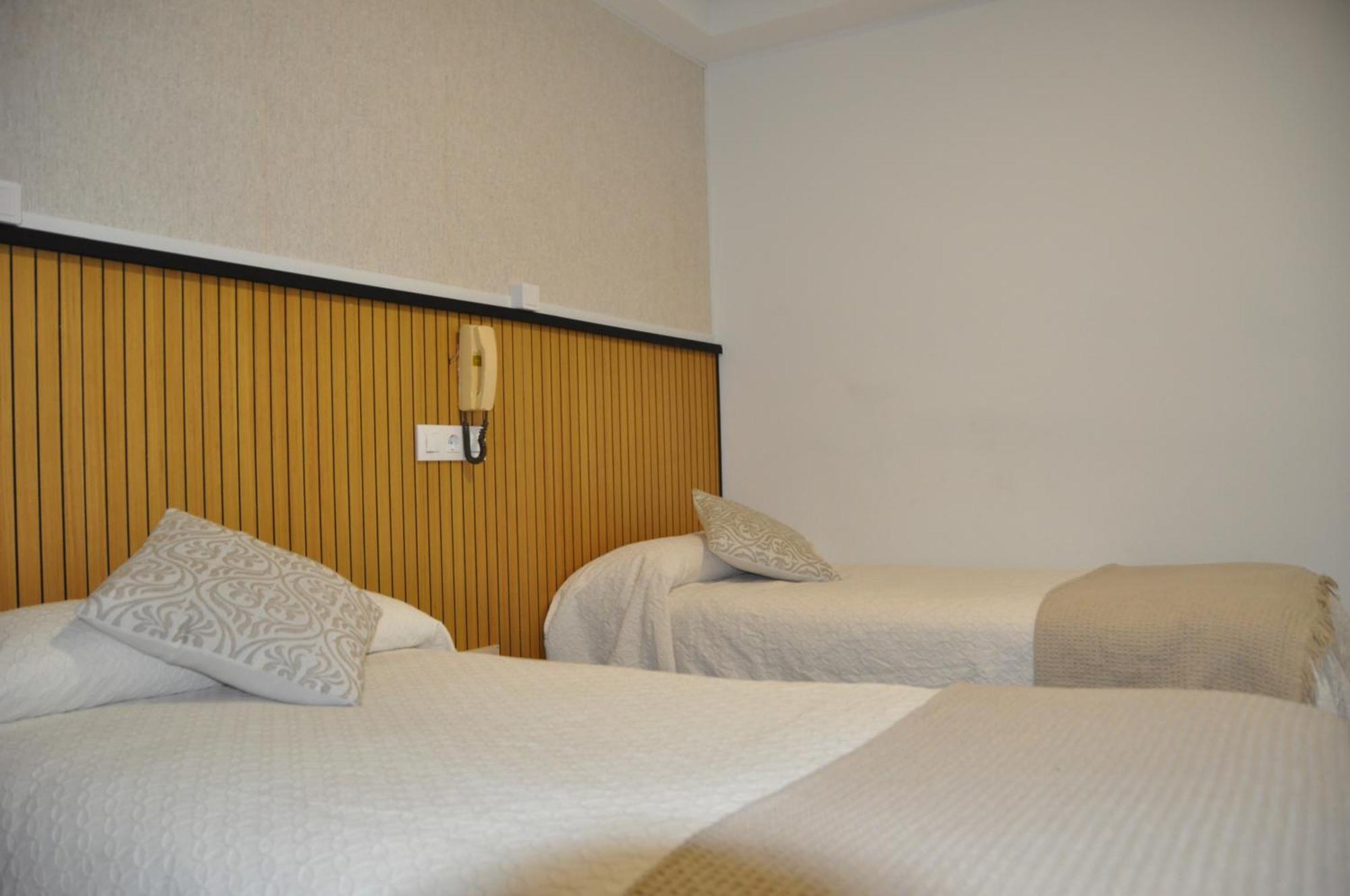 Hostal Ramon Y Cajal Valladolid Bagian luar foto