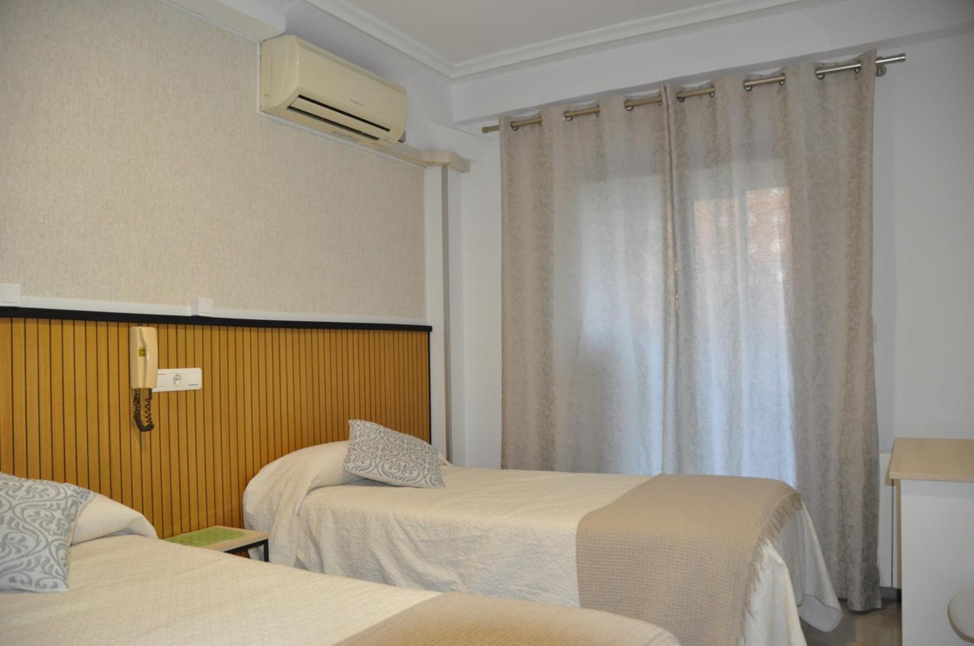 Hostal Ramon Y Cajal Valladolid Bagian luar foto