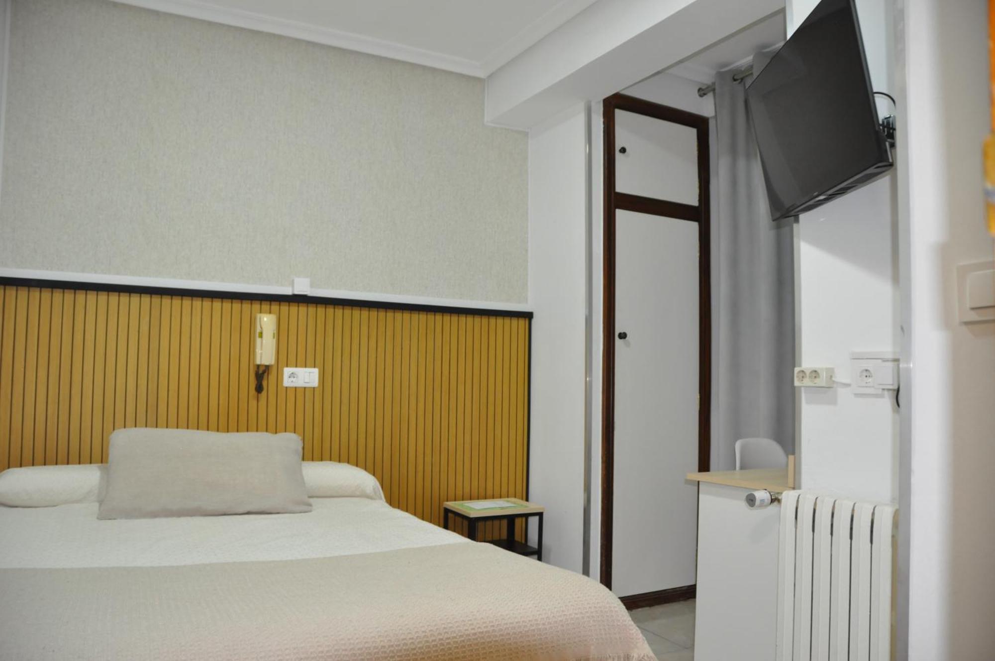 Hostal Ramon Y Cajal Valladolid Bagian luar foto