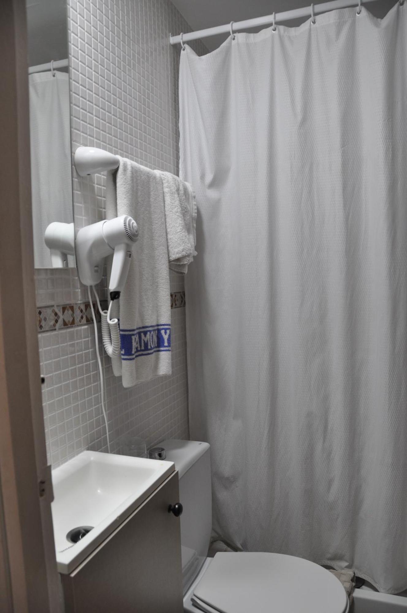 Hostal Ramon Y Cajal Valladolid Bagian luar foto