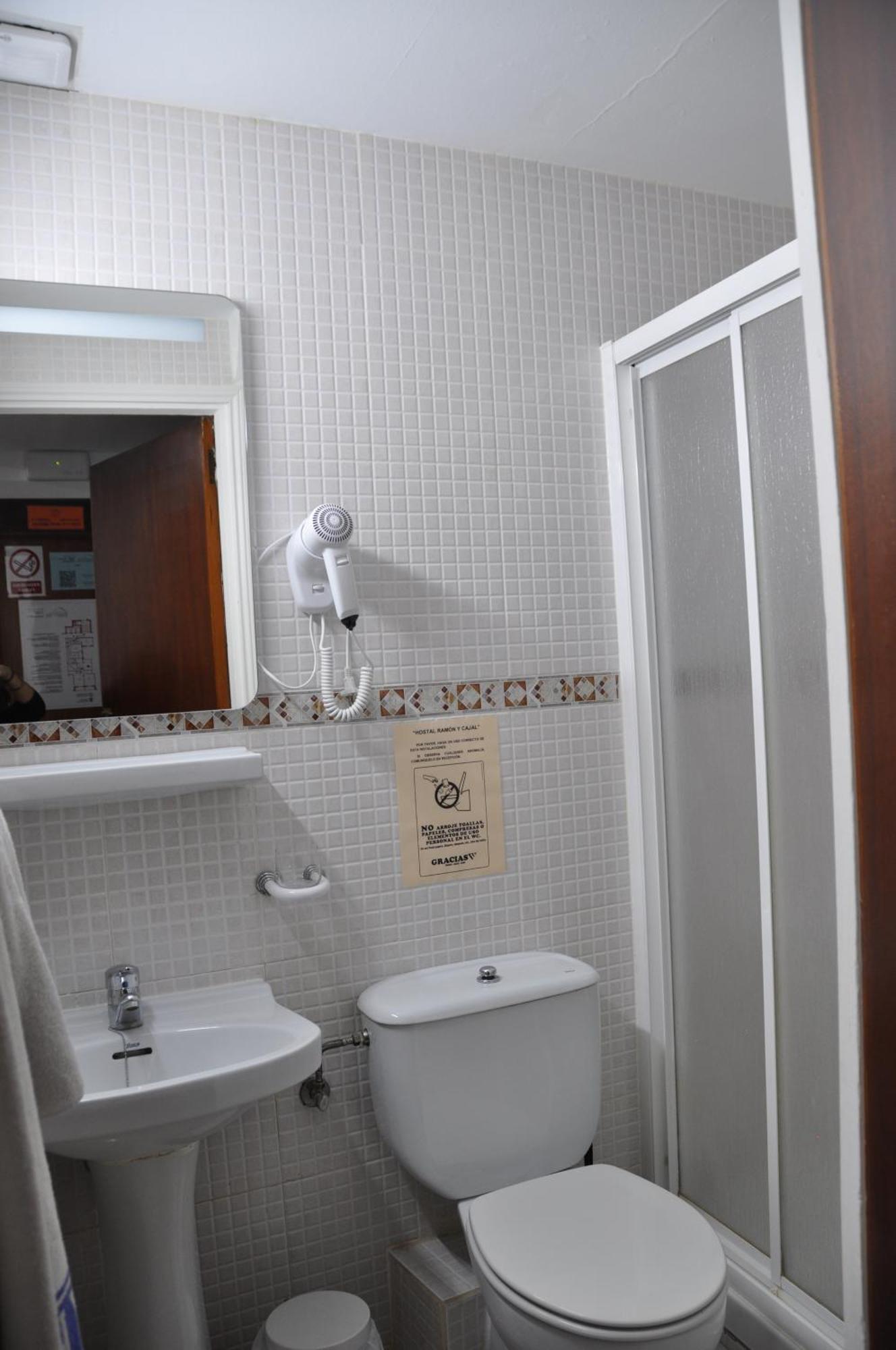 Hostal Ramon Y Cajal Valladolid Bagian luar foto