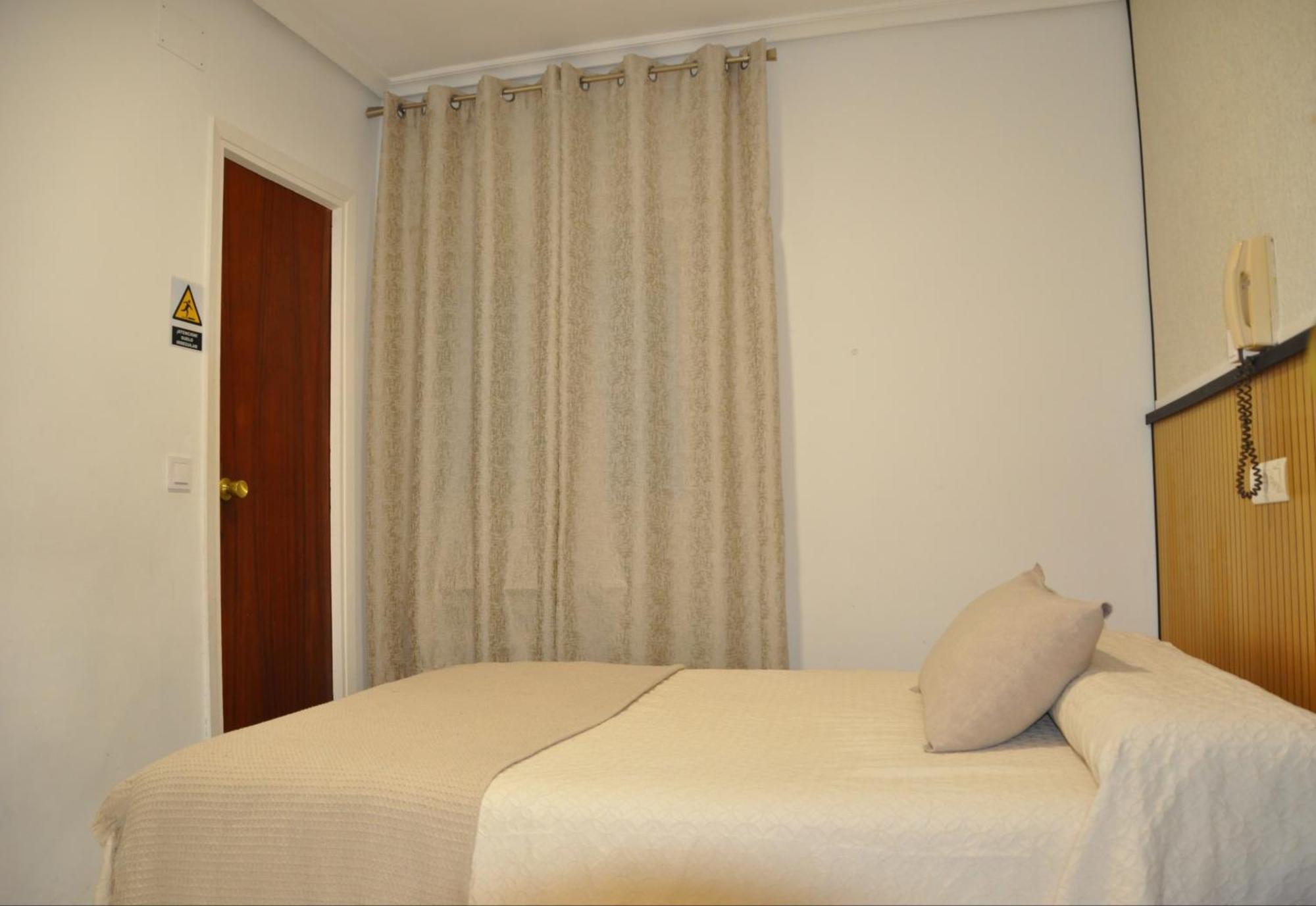 Hostal Ramon Y Cajal Valladolid Bagian luar foto
