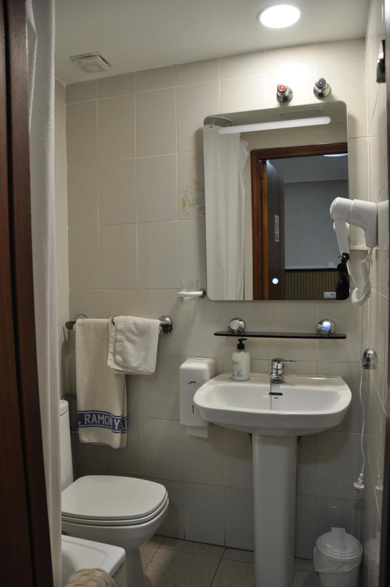 Hostal Ramon Y Cajal Valladolid Bagian luar foto