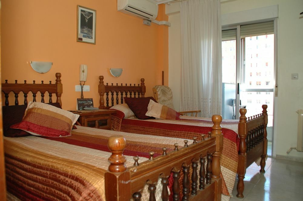 Hostal Ramon Y Cajal Valladolid Bagian luar foto