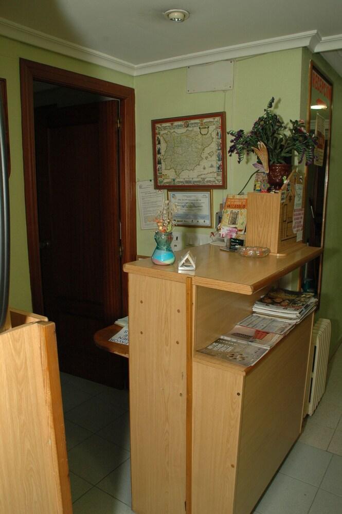 Hostal Ramon Y Cajal Valladolid Bagian luar foto